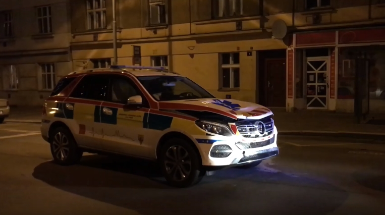 VIDEO: Auto záchranné služby usmrtilo chodkyni. Řidič porušil předpisy