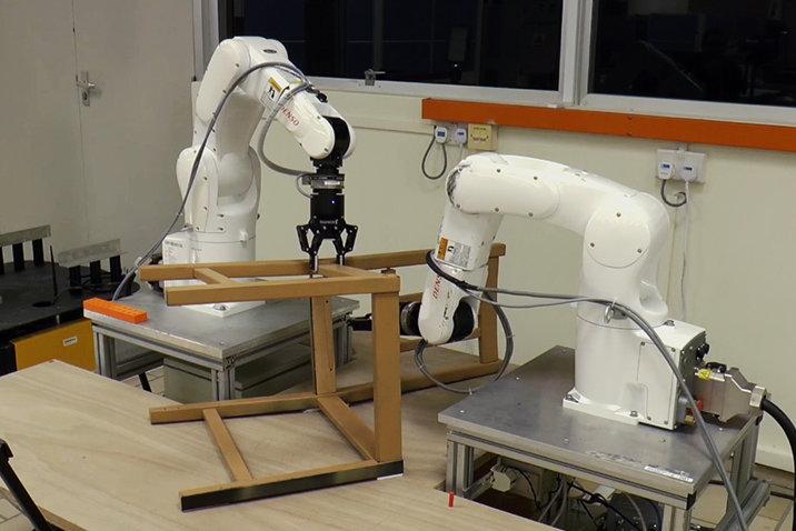 VIDEO: Obrovský pokrok! Robot dokázal složit židli od IKEA