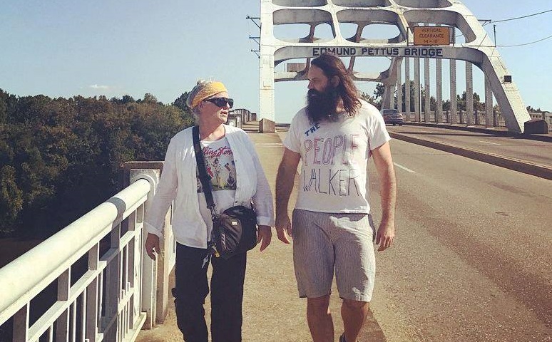 GALERIE: Tento muž místo psů “venčí” cizí lidi! O službu je velký zájem