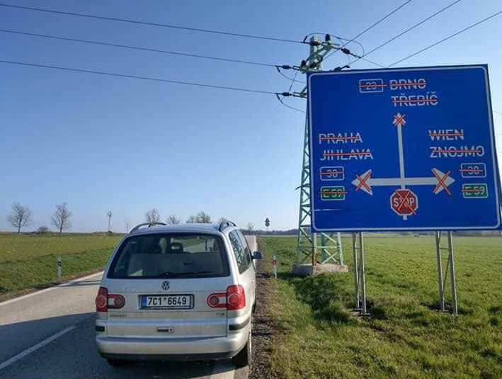 Tudy cesta nevede! Tato dopravní cedule baví český internet