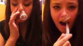 VIDEO: Mladí šňupou kondomy a&nbsp;tahají si je z&nbsp;pusy! Oblíbená zábava je velmi nebezpečná