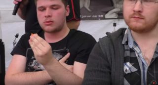 To neměl dělat! Soutěžící snědl nejpálivější papričku na&nbsp;světě