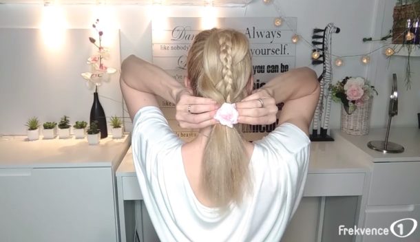 Hairstyle s&nbsp;Ellie: Jeden cop se vám zdá málo? Zkuste cop v&nbsp;copu!
