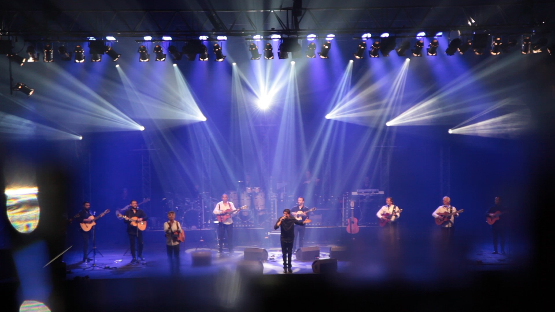 VIDEO: Legendární Gipsy Kings proměnili Forum Karlín v tančírnu