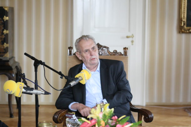 Paní Vitáskové chci udělit státní vyznamenání, prozradil Miloš Zeman v&nbsp;Press klubu Frekvence 1. VIDEO