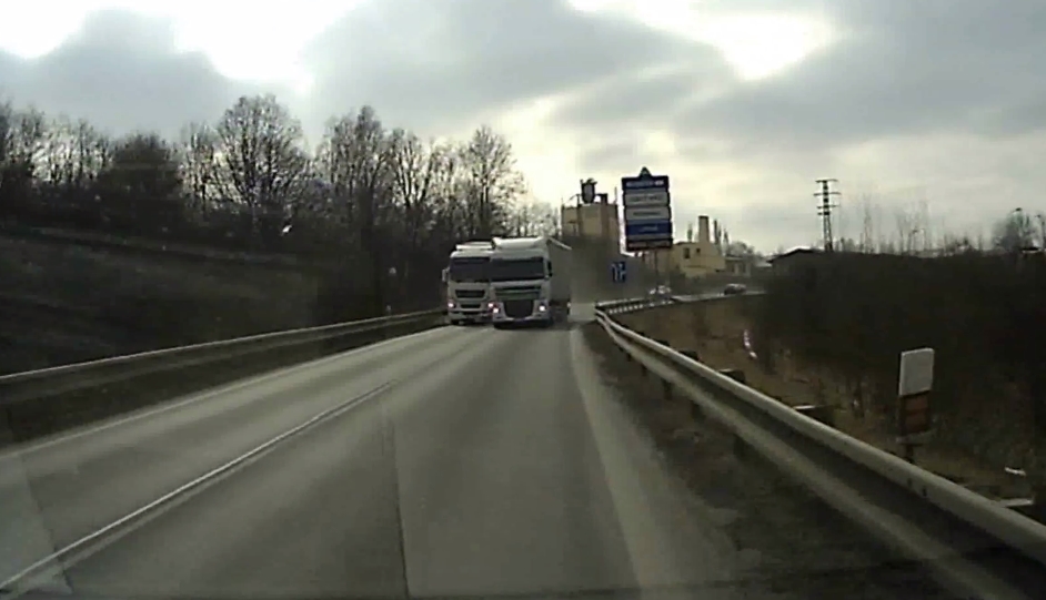 VIDEO: Kamion předjížděl, kde nemá! Žena na poslední chvíli strhla volant