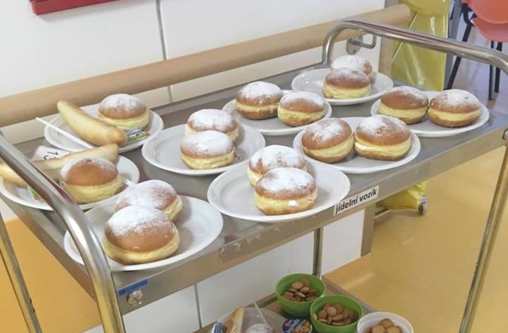Tahle FOTKA vzbudila rozruch: Koblihy k&nbsp;snídani v&nbsp;nemocnici?