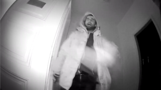 Neznáte je? Dva muži se vloupali do bytu na&nbsp;Žižkově, hledá je policie