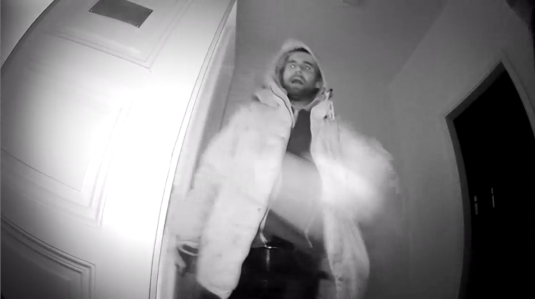 Neznáte je? Dva muži se vloupali do bytu na&nbsp;Žižkově, hledá je policie