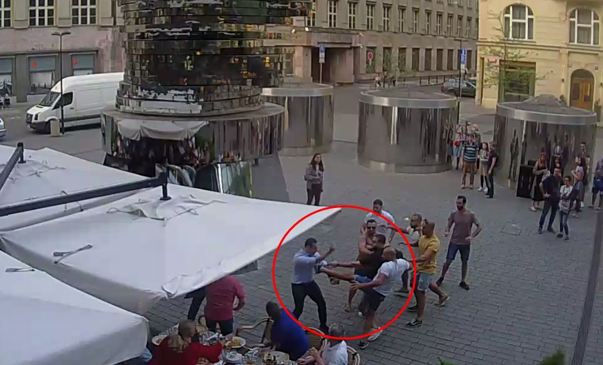 Soud uložil Nizozemcům za zbití číšníka šest a&nbsp;pět let vězení