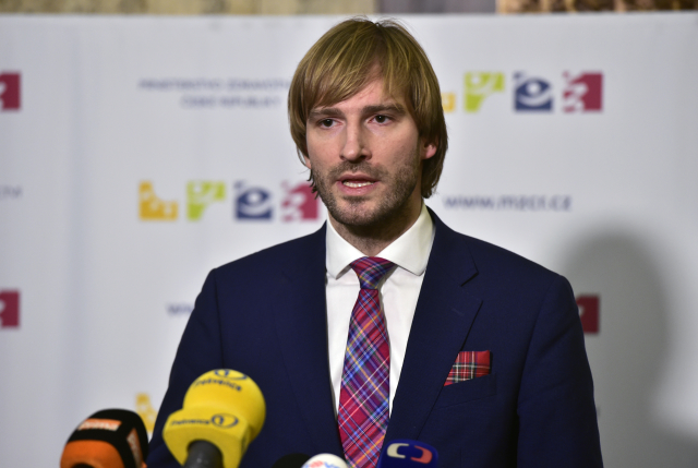 Otec se výsledky testů na&nbsp;koronavirus svých dětí dozvěděl z&nbsp;televize. Rýpl si do “SuperStar” ministra