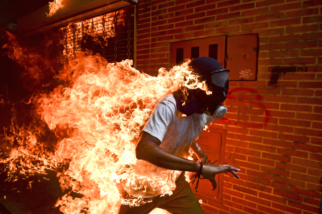 World Press Photo: Fotkou roku je hořící demonstrant