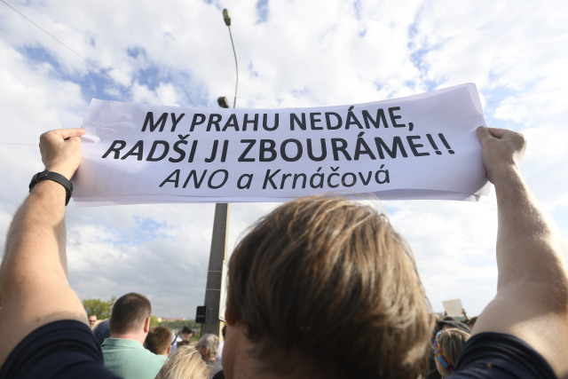 Lidé zablokovali Libeňský most. Protestovali proti jeho zbourání