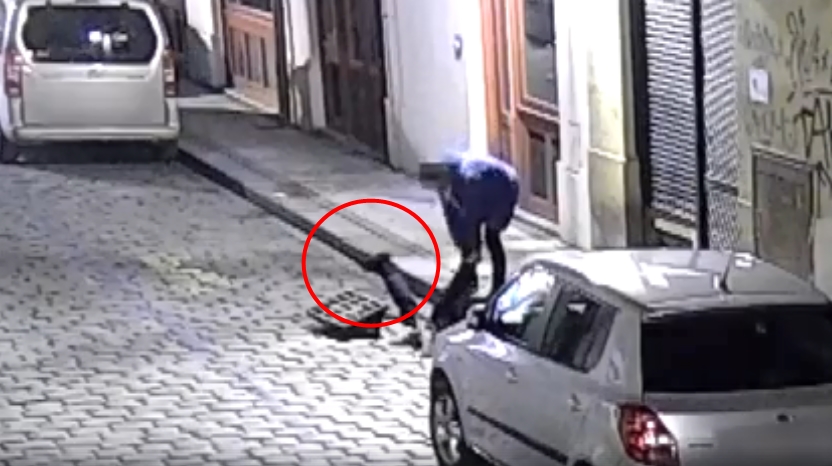 Bizár v ulicích: Mladíkovi z kanálu koukaly jen nohy, pomoci musela policie. VIDEO