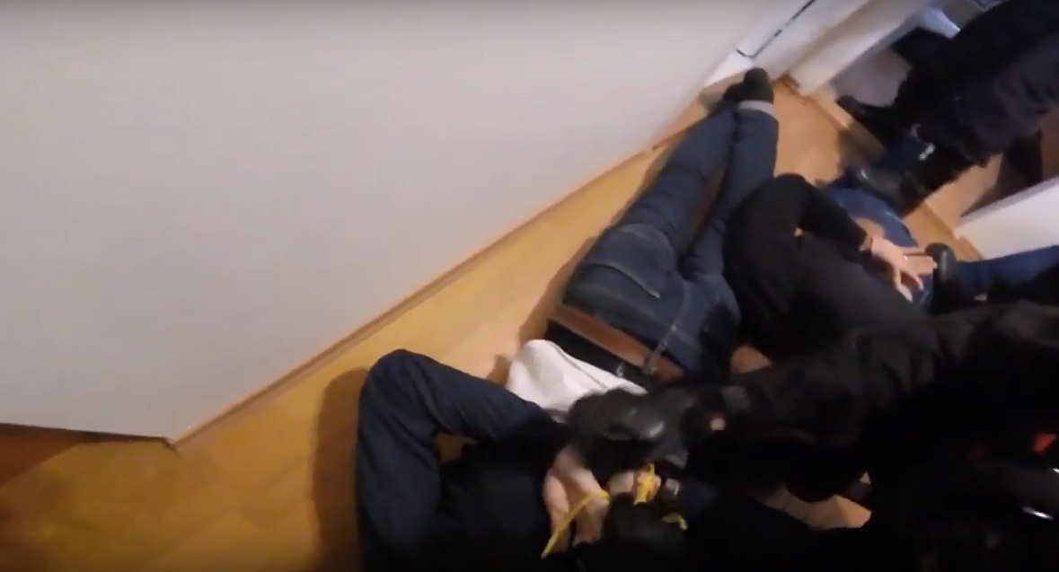 VIDEO: Pro&nbsp;cizince podezřelé ze znásilnění v&nbsp;Praze si došla Speciální pořádková jednotka