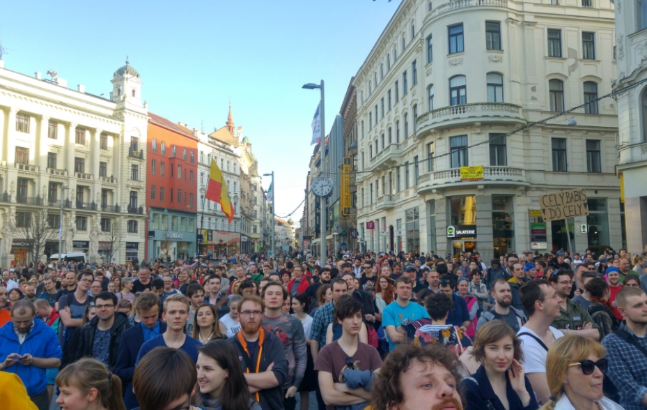 Tisíce lidí protestovalo proti Babišovi. Odmítají debatu, uvedl premiér v demisi