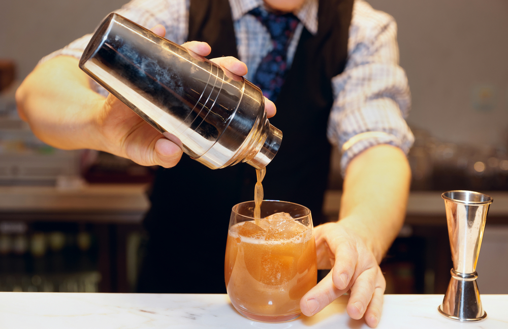 Barman si vymyslel loupež. O peníze se podělil se svým kumpánem