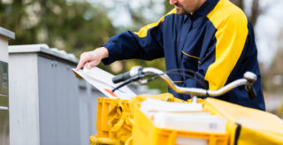 Policie našla u&nbsp;listonoše 400 kilogramů nedoručené pošty