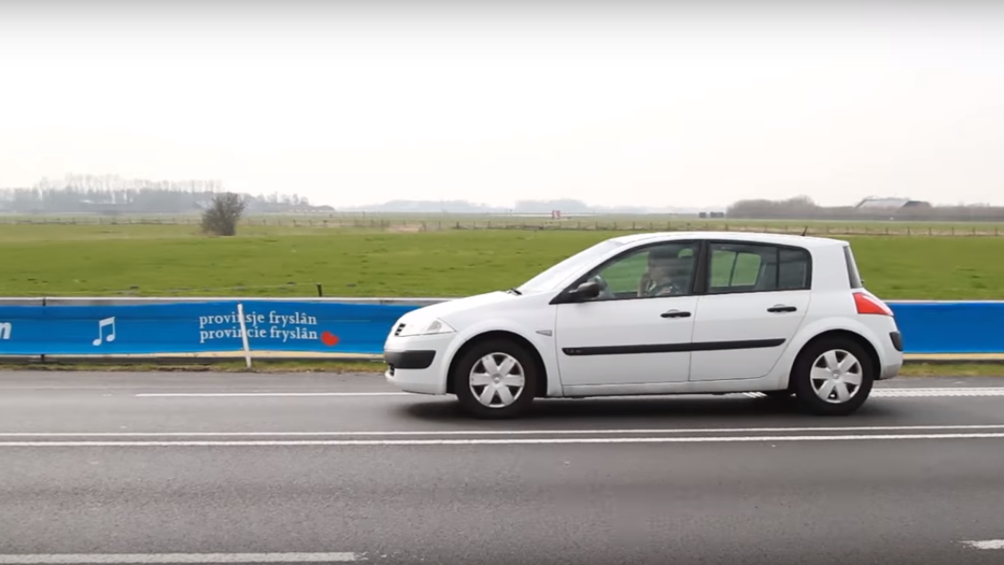 První silnice, která dokáže nabíjet projíždějící vozy, je otevřena! Jsou v ní zapuštěny elektrické koleje
