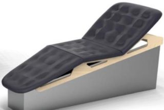 Sebevražedný přístroj vzbudil kontroverzi na&nbsp;veletrhu