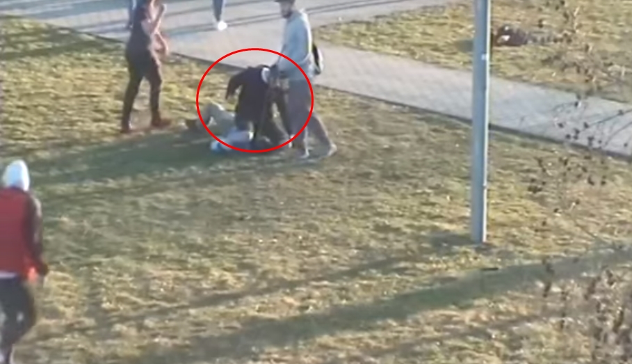 Ochranku nákupního centra brutálně napadli mladíci. Pátrá po&nbsp;nich policie