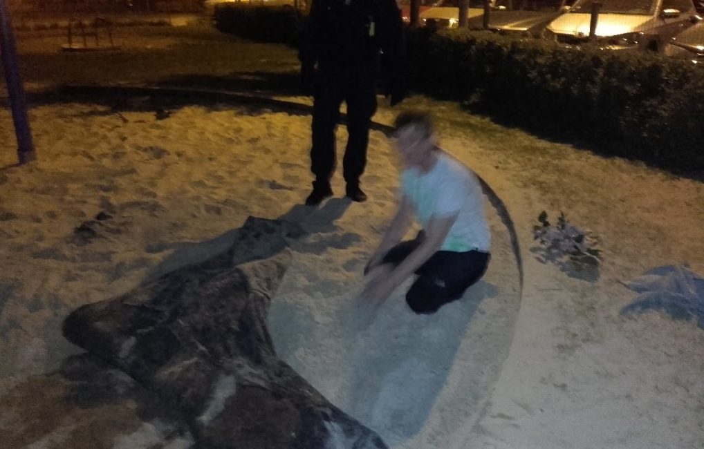 FOTO: Mladík řval sám na sebe a zahrabával se do písku na dětském hřišti