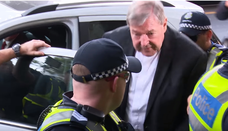 Kardinál George Pell bude za zneužívání čelit soudnímu procesu