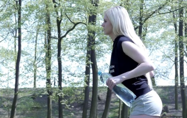Supr tělo za minutu: Posilte tricepsy a&nbsp;boční svaly na&nbsp;břiše