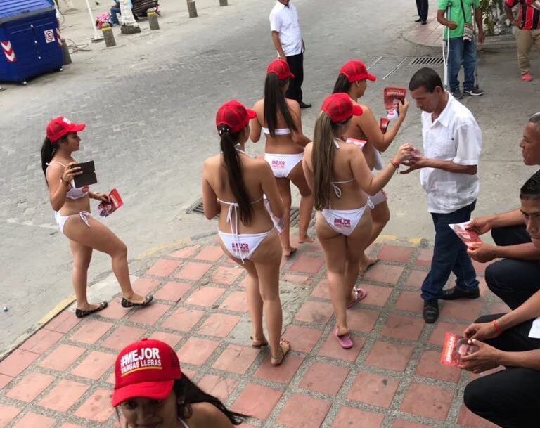 Dívky v bikinách pobouřily veřejnost. Rozdávaly letáčky k prezidentské kampani
