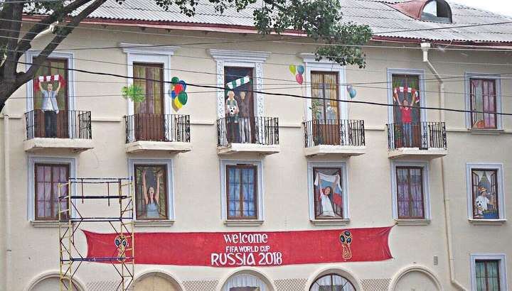 Zvláštní situace v&nbsp;Rusku. Před fotbalovým šampionátem se zpřísňuje dohled a&nbsp;mizí ošklivé domy