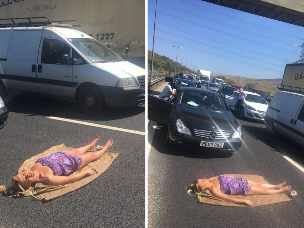 FOTO: Jak lze trávit čas v&nbsp;dopravní zácpě? Zkuste opalování