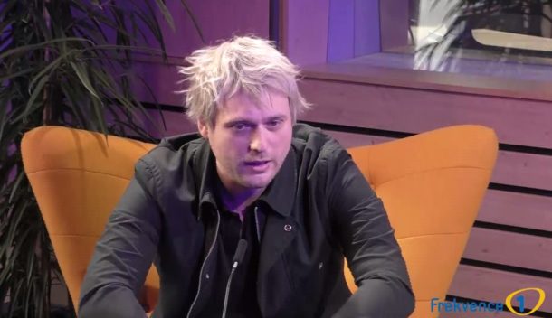 Těším se, až alergie pominou. Hůř se mi zpívá, řekl v&nbsp;pořadu Host Frekvence 1 David Deyl