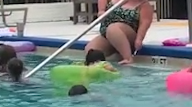 VIDEO: To je vrchol! Žena si holila nohy mezi lidmi v bazénu
