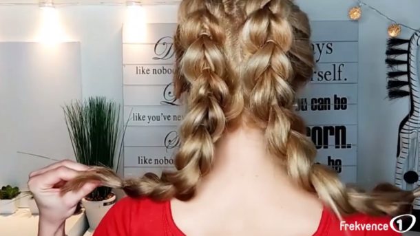 Hairstyle s&nbsp;Ellie: Troufáte si na&nbsp;výzvu? Zkuste oboustranný gumičkový cop!