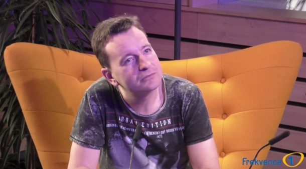 Někdy jsem docela rád sám sebou, až mě to překvapuje, řekl v&nbsp;pořadu Host Frekvence 1 imitátor Petr Jablonský
