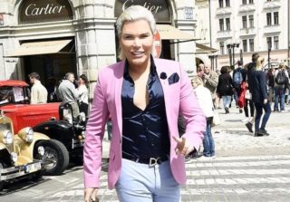 GALERIE: Živý Ken dorazil do Prahy! Co tu král plastik dělá?