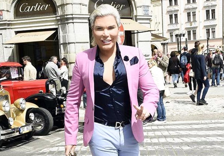 GALERIE: Živý Ken dorazil do Prahy! Co tu král plastik dělá?