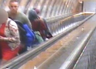 VIDEO: Muž se ukájel na&nbsp;eskalátorech a&nbsp;potřísnil ženu spermatem