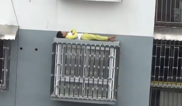 VIDEO: Mistr trucování! Naštvaný chlapec si ustlal na&nbsp;parapetu v&nbsp;pátém patře