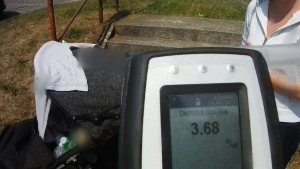 Opilá matka nadýchala 3,7 promile! S kočárkem padala na chodník