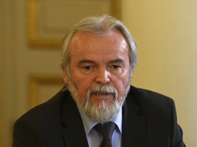 Kauza státních maturit pokračuje: Šéf Cermatu Zíka dostal padáka