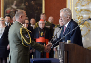 Zeman jmenoval šest generálů, dva navrhované vládou nepovýšil