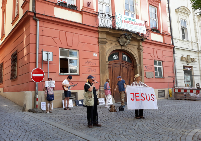 Členové hnutí Slušní lidé narušili hru, kde Ježíš znásilní muslimku