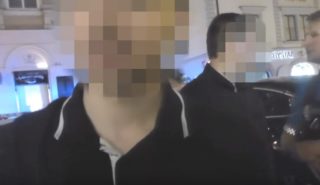 Kdybyste věděli, kdo je můj táta, necháte mě na&nbsp;pokoji, křičel mladík na&nbsp;strážníky