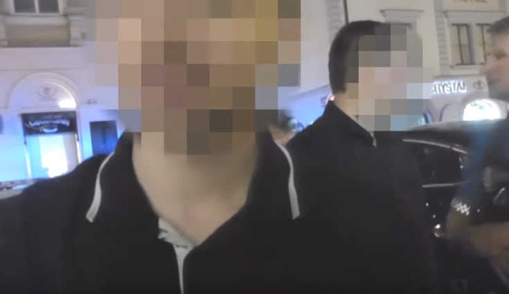 Kdybyste věděli, kdo je můj táta, necháte mě na pokoji, křičel mladík na strážníky