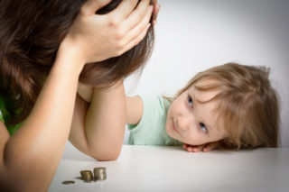 Za neplatiče alimentů možná bude poskytovat výživné na&nbsp;děti stát