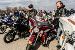Ruští motorkáři z&nbsp;klubu Noční vlci míří do Prahy
