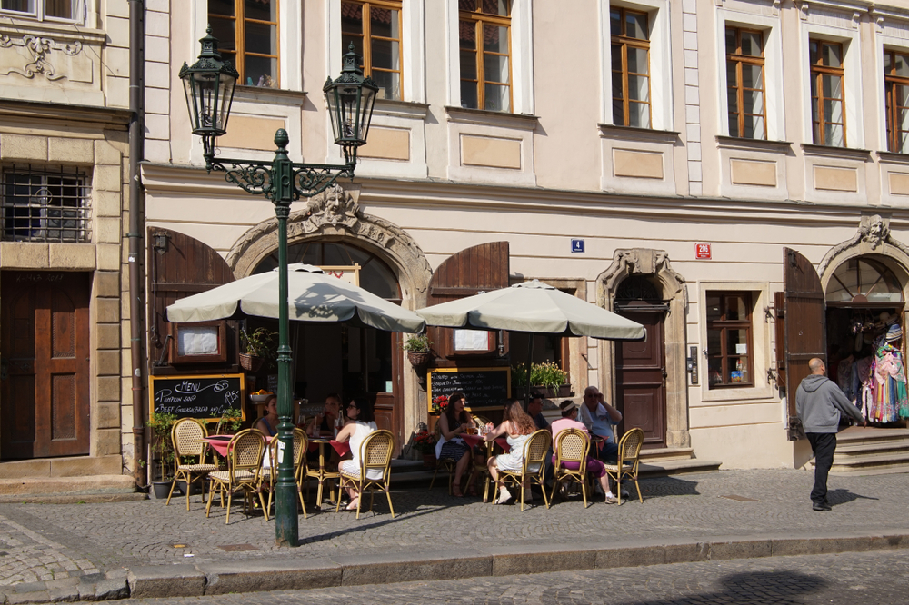Zahrádky jsou plné kuřáků, obyvatelé si na ně stěžuji