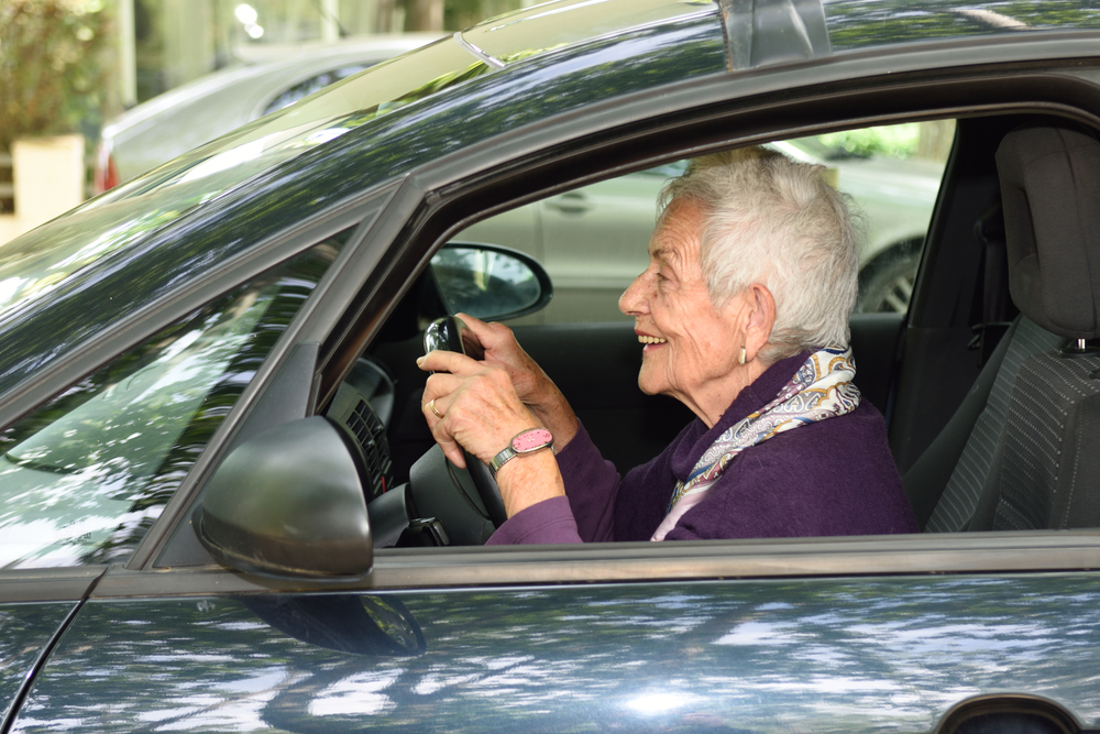 Stařenka (85) jela na osmdesátce 160 km/h. Její důvod baví svět!