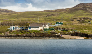 Skotský ostrov koupilo pět ze šesti jeho obyvatel